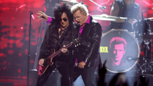 billy-idol-gives-his-lifetime-achievement-award-acceptance-speech,-closing-the-amas-with-a-hit-medley