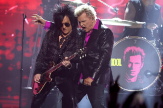 billy-idol-gives-his-lifetime-achievement-award-acceptance-speech,-closing-the-amas-with-a-hit-medley
