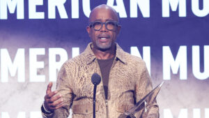 darius-rucker-honored-with-veterans-voice-award,-encourages-appreciation-‘every-day’-for-service-members