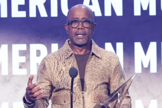 darius-rucker-honored-with-veterans-voice-award,-encourages-appreciation-‘every-day’-for-service-members