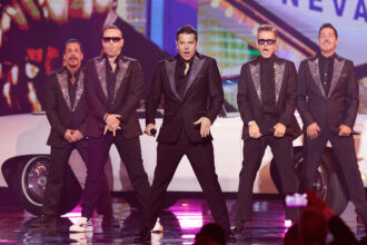new-kids-in-block-rock-vegas-perform-“you-got-it-(the-right-stuff)”-at-the-2026-american-music-awards
