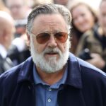 russell-crowe-defends-blunt-warning-to-autograph-seekers-in-viral-video:-‘what’s-your-problem?’