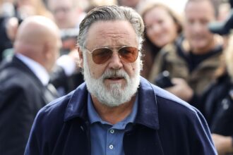 russell-crowe-defends-blunt-warning-to-autograph-seekers-in-viral-video:-‘what’s-your-problem?’
