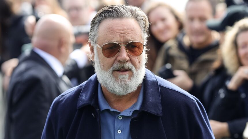 russell-crowe-defends-blunt-warning-to-autograph-seekers-in-viral-video-whats-your-problem | GIBN russell-crowe-defends-blunt-warning-to-autograph-seekers-in-viral-video:-‘what’s-your-problem?’