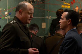 ‘pressure’-review:-the-brilliant-andrew-scott-takes-on-brendan-fraser-in-tense-d-day-drama