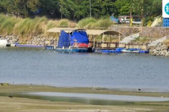 the-delhi-ferry-project-has-been-delayed-as-the-5-km-long-road-in-the-yamuna-has-become-largely-dry