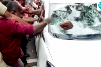 violence-erupts-outside-the-home-of-former-kerala-cm-vijayan-during-a-raid-on-the-ed;-cpi(m)-workers-“attack”-agency-car-|-video