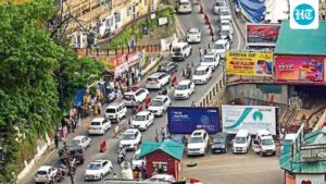 tourist-rush-leads-to-traffic-congestion-in-shimla,-with-70,000-vehicles-entering-in-3-days