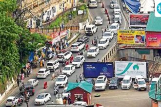 tourist-rush-leads-to-traffic-congestion-in-shimla,-with-70,000-vehicles-entering-in-3-days