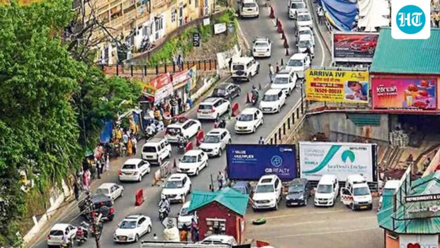 tourist-rush-leads-to-traffic-congestion-in-shimla,-with-70,000-vehicles-entering-in-3-days