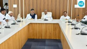 siddaramaiah-signals-exit-in-a-meeting-with-ministers-as-karnataka-prepares-for-transition