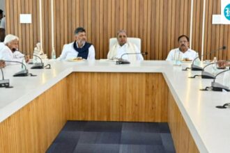 siddaramaiah-signals-exit-in-a-meeting-with-ministers-as-karnataka-prepares-for-transition