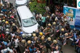 8-people-arrested-for-attacking-ed-officials-after-raid-on-former-kerala-chief-minister-pinarayi-vijayan’s-residence