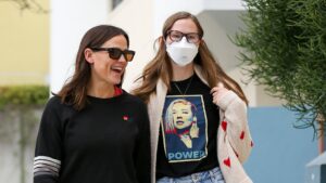 why-does-violet-affleck-wear-a-mask?-what-did-she-say-about-making-a-healthy-choice?