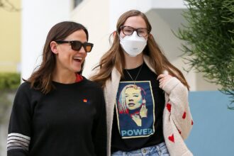 why-does-violet-affleck-wear-a-mask?-what-did-she-say-about-making-a-healthy-choice?