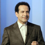 tony-shalhoub-reunites-with-the-“monk”-team-on-cbs’-“einstein.”