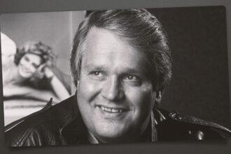 jay-daniel,-peacemaker-producer-of-moonlighting-and-roseanne,-dies-at-82