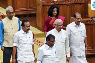 kerala-governor-criticizes-partial-recitation-of-vande-mataram;-cm-says-complete-handover-is-not-mandatory