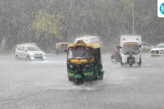 phones-across-delhi-and-national-capital-region-(ncr)-are-buzzing-with-‘extremely-high-alert’-for-thunderstorms,-lightning-and-hailstorms
