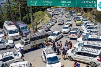 kullu-city-in-himachal-pradesh-is-witnessing-heavy-traffic-congestion-amid-the-influx-of-tourists