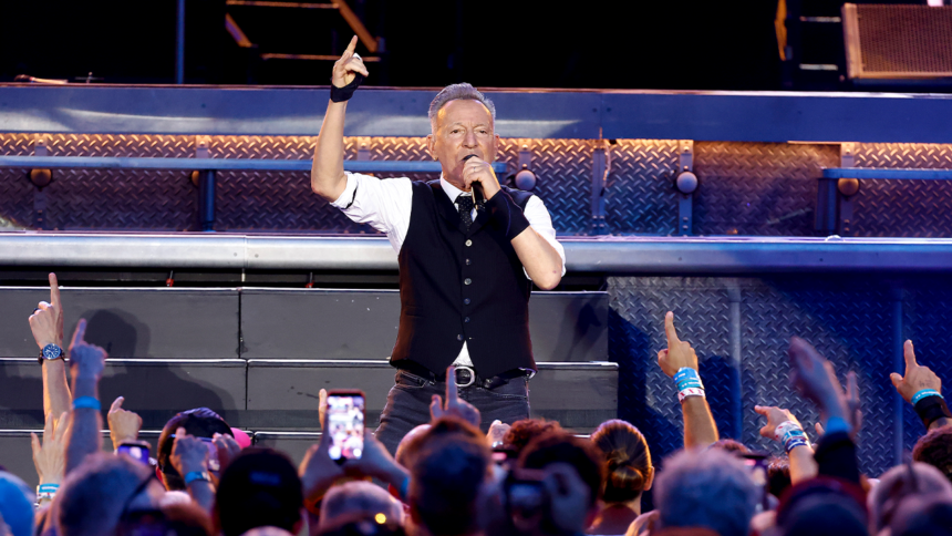 bruce-springsteen-and-the-e-street-band-cap-fiery-land-of-hopes-and-dreams-us-tour-in-philadelphia