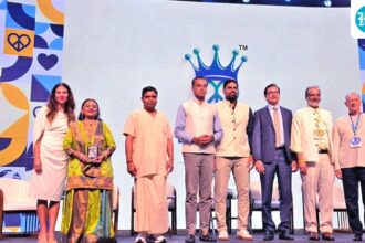 patanjali’s-acharya-balkrishna-honored-with-‘health-peacemaker-award’,-says-ayurveda-is-solution-to-high-stress