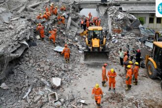 a-fire-broke-out-in-a-4-storey-building-in-mukherjee-nagar-in-delhi,-and-all-residents-were-evacuated