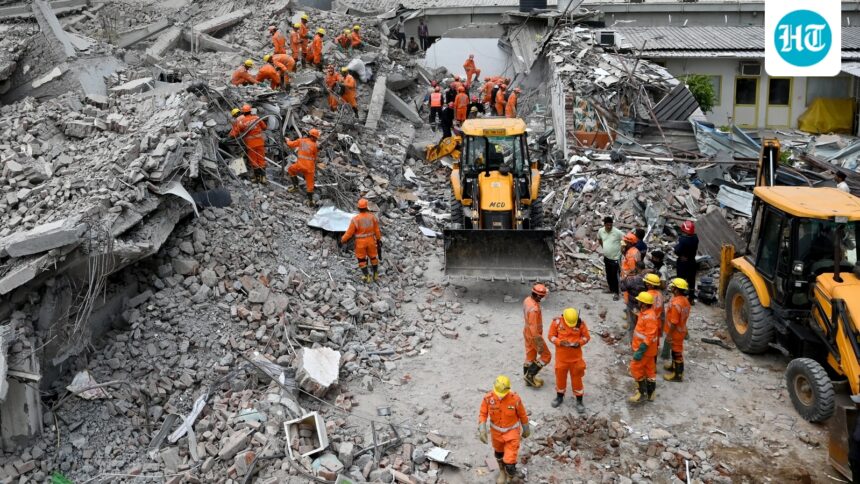 a-fire-broke-out-in-a-4-storey-building-in-mukherjee-nagar-in-delhi,-and-all-residents-were-evacuated