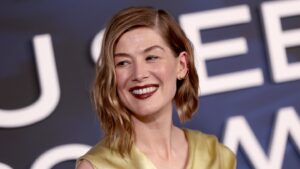rosamund-pike-calls-out-audience-member-for-texting-during-west-end-show:-‘when-i-see-that,-it’s-hard’
