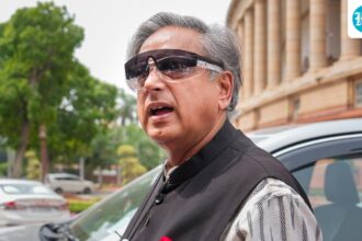 ‘unnecessary-imposition’:-tharoor-on-full-vande-mataram-delivery;-bjp-reacts