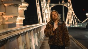‘alice-and-steve’-review:-jemaine-clement-and-nicola-walker-light-up-hulu’s-wildly-funny,-unexpectedly-poignant-comedy