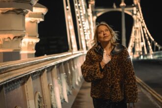 ‘alice-and-steve’-review:-jemaine-clement-and-nicola-walker-light-up-hulu’s-wildly-funny,-unexpectedly-poignant-comedy