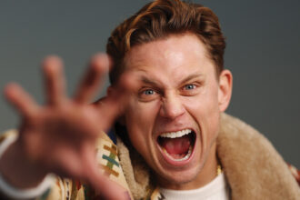 billy-magnussen-talks-‘grit’-and-plays-a-very-insecure-silicon-valley-ceo