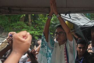 ‘he-will-fight-or-die’:-in-kolkata-dharna,-mamata-banerjee-says-bjp-is-trying-to-break-tmc-through-‘bulldozer-politics’