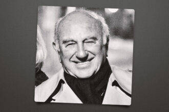 ernest-chambers,-smothers-brothers-comedy-hour-host,-dies-at-97