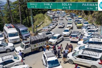 the-road-blockade-by-shimla-supporters-led-to-congestion,-leaving-passengers-stranded