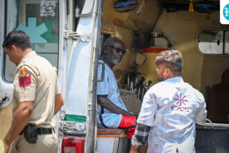 after-the-hauz-rani-fire,-survivors-suffer-injuries-while-families-search-for-hospitals