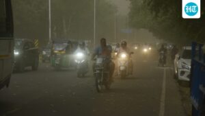 severe-storm-and-rain-hit-delhi-and-ncr,-sky-turns-grey;-imd-issues-a-red-alert