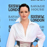 claire-foy-sings-“someone-like-you”-with-an-audience-member-holding-the-microphone-at-sxsw-london