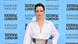 claire-foy-sings-“someone-like-you”-with-an-audience-member-holding-the-microphone-at-sxsw-london