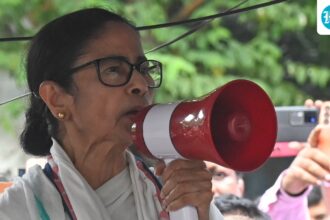 phone-calls,-prayers-and-kalighat-meeting:-mamata-struggles-to-maintain-her-tmc
