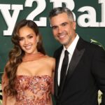 the-awkward-graduation-distance-between-jessica-alba-and-cash-warren-isn’t-what-you-think