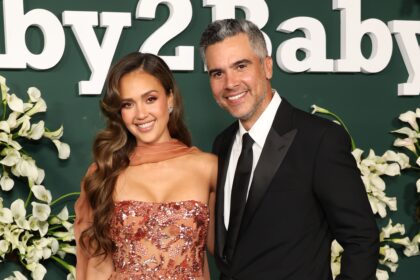 the-awkward-graduation-distance-between-jessica-alba-and-cash-warren-isn’t-what-you-think