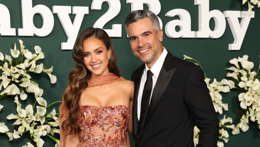 the-awkward-graduation-distance-between-jessica-alba-and-cash-warren-isn’t-what-you-think