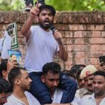cjp-thanks-delhi-police-for-‘every-possible-cooperation’-during-‘cockroach’-protest,-a-warning-message-from-cops