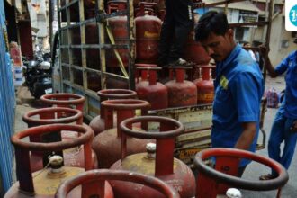 center-says-omcs-lose-rs-700-per-lpg-cylinder-despite-recent-price-hike