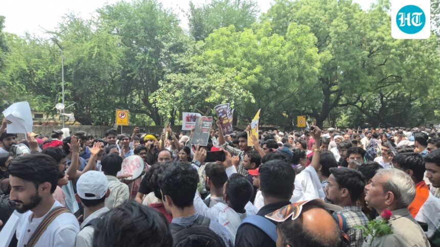 “shows-how-angry-we-are”:-when-the-“cockroach”-page-turned-into-a-street-protest-|-notes-from-the-ground