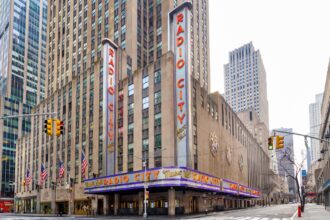 how-to-watch-the-2026-tony-awards:-streaming-and-cable-options