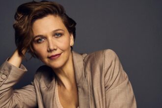 maggie-gyllenhaal-and-jesse-eisenberg-receive-the-karlovy-vary-award