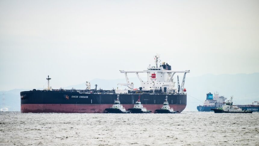 a-fire-broke-out-in-an-oil-tanker-carrying-24-indian-sailors;-there-are-no-victims,-the-government-says